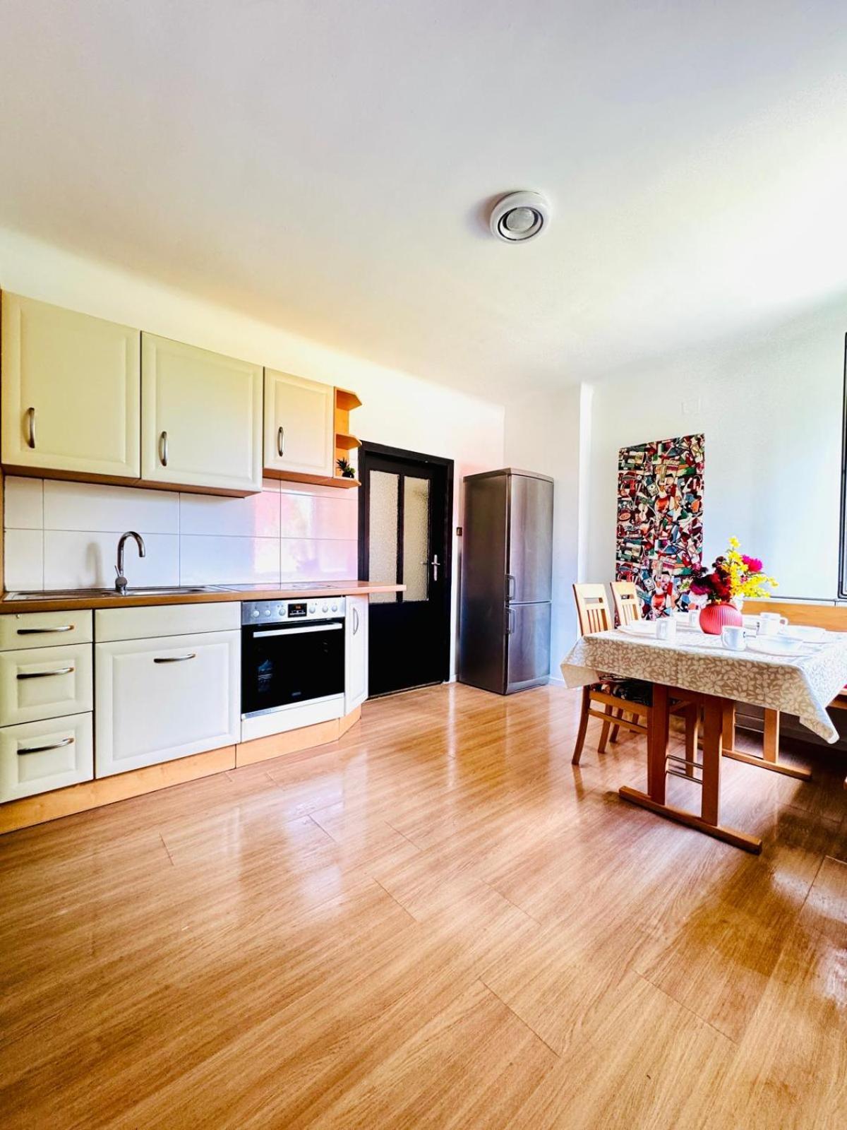 Spacious 6br Shared With Garden Near Danube For 16 Guests