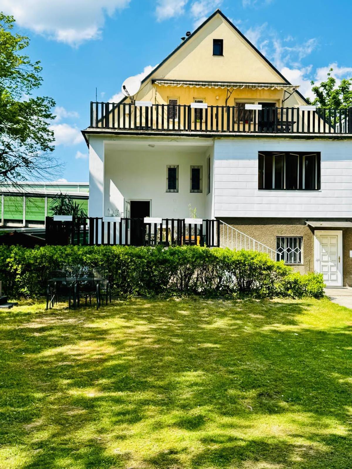 Spacious 6br Shared With Garden Near Danube For 16 Guests *