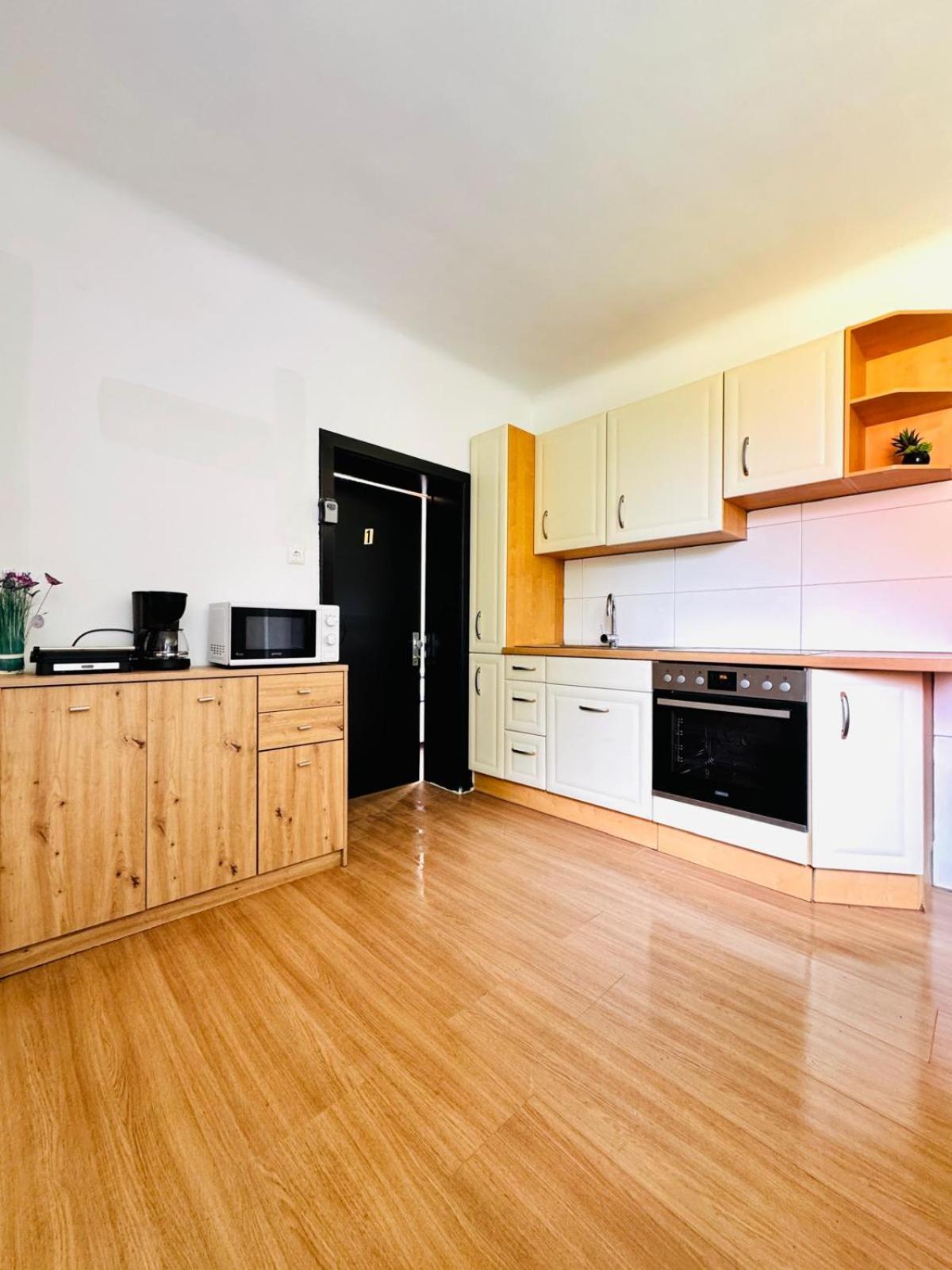 Spacious 6br Shared With Garden Near Danube For 16 Guests * Wien